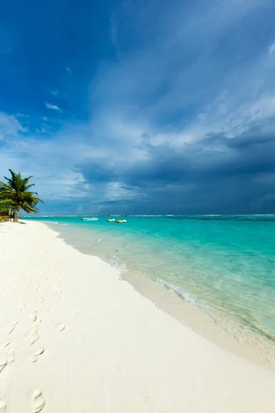 Nádherný tropický ostrov na Maledivách s pláží, mořem a modrými ostrovy — Stock fotografie