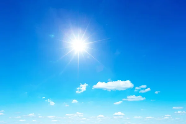 Sol no céu azul fundo com nuvens minúsculas — Fotografia de Stock