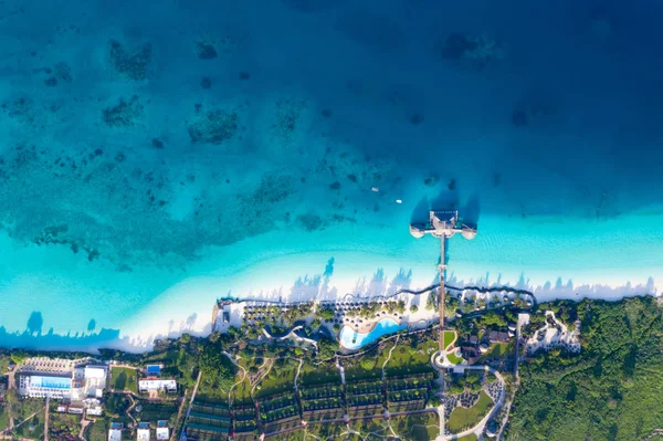 La hermosa isla tropical de Zanzíbar vista aérea. mar en Za —  Fotos de Stock