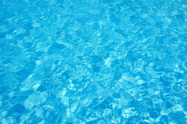 Вода в бассейне с солнечными отражениями — стоковое фото