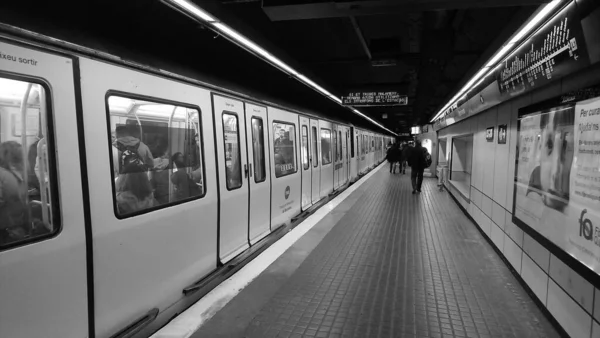 Svart Och Vitt Foto Trångt Barcelona Tunnelbanestation — Stockfoto