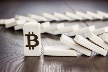 Domino parça bitcoin sembolü kavramı ile