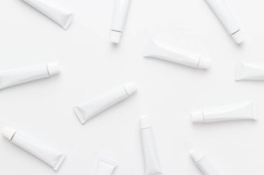 beyaz üzerine yağlı boya boruları