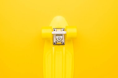 Sarı arka plan üzerinde kaykay