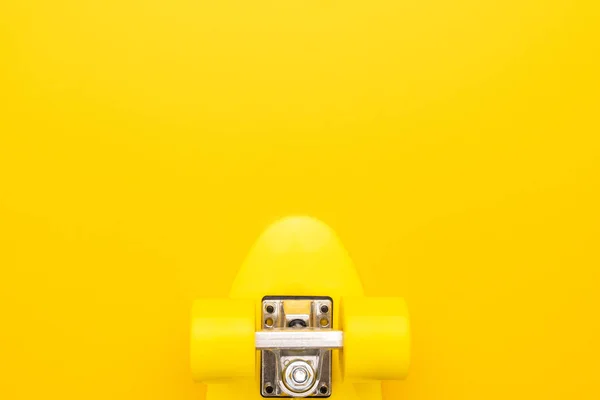 A sárga háttér gördeszka — Stock Fotó
