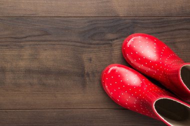 yerdeki kırmızı gumboots