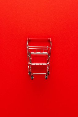 Alışveriş arabası kırmızı zemin üzerine