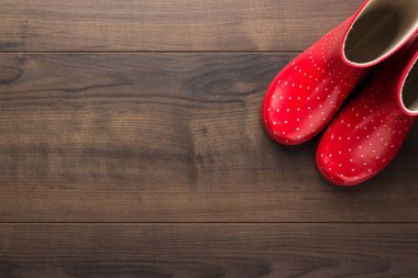 yerdeki kırmızı gumboots