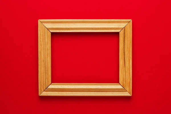 Пустая рамка с красной стеной — стоковое фото