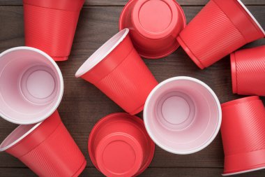 masada kırmızı plastik bardak