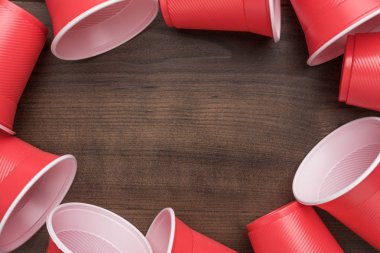 masada kırmızı plastik bardak