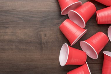 masada kırmızı plastik bardak