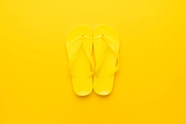 Gelbe Strandflip-Flops — Stockfoto