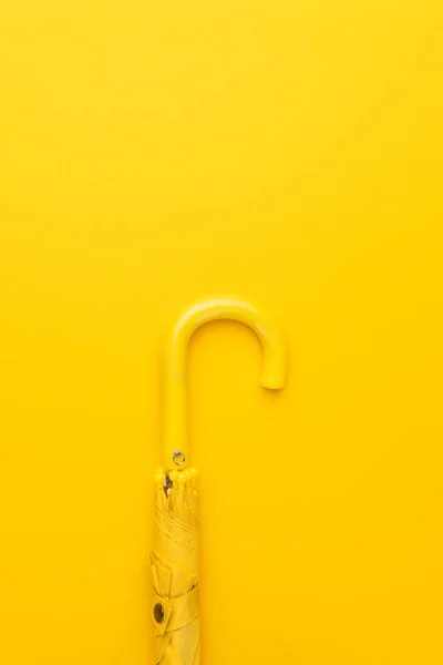 Сложенный жёлтый зонтик — стоковое фото