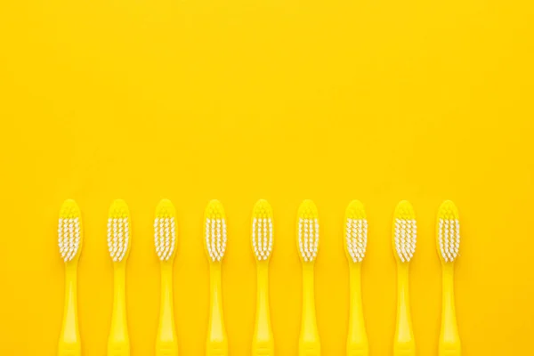 黄底塑料牙刷 — 图库照片