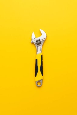 Sarı kulplu ayarlanabilir anahtarı