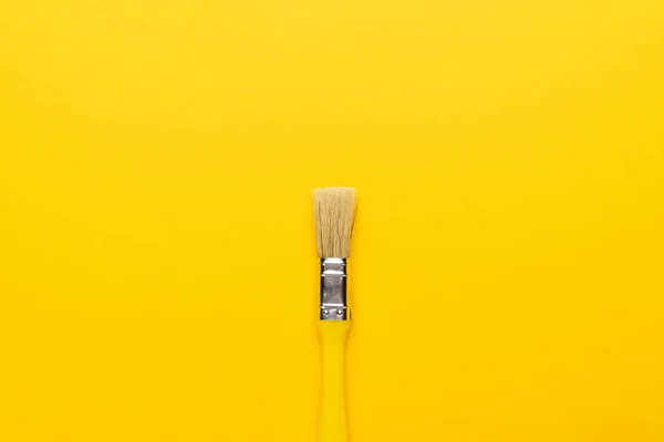 Пензлик на жовтому тлі — стокове фото