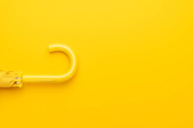 katlanmış sarı şemsiye