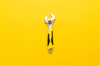 Sarı kulplu ayarlanabilir anahtarı