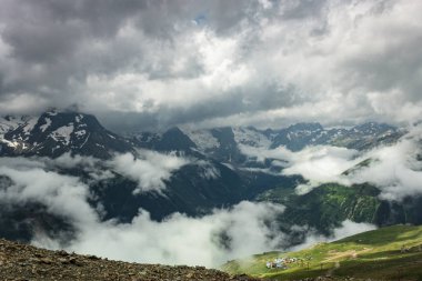 Yaz dağ fırtınalı manzara