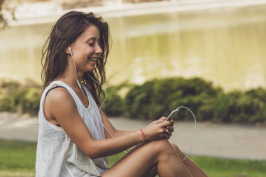 Kulaklıkları kadınla