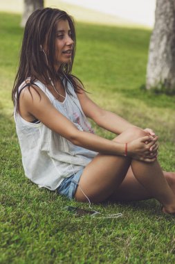 Kulaklıkları kadınla