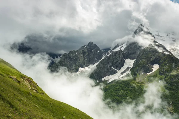 Letní horské bouřlivá krajina — Stock fotografie