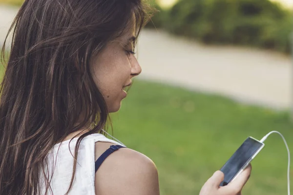 Primer plano de la chica con auriculares — Foto de Stock