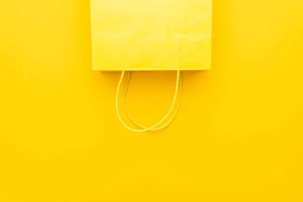 Желтый бумажный пакет — стоковое фото