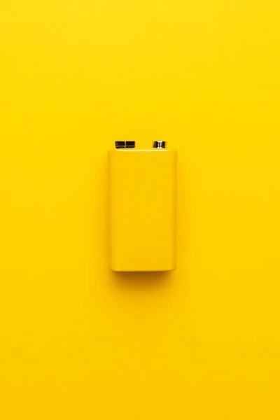 Жовтий 9 вольтової батареї — стокове фото