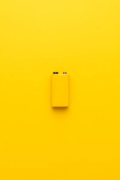 Batería amarilla de nueve voltios — Foto de Stock