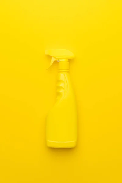 Spray de limpeza amarelo — Fotografia de Stock