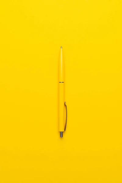 Yeloow ballpoint pen — Stock Photo, Image