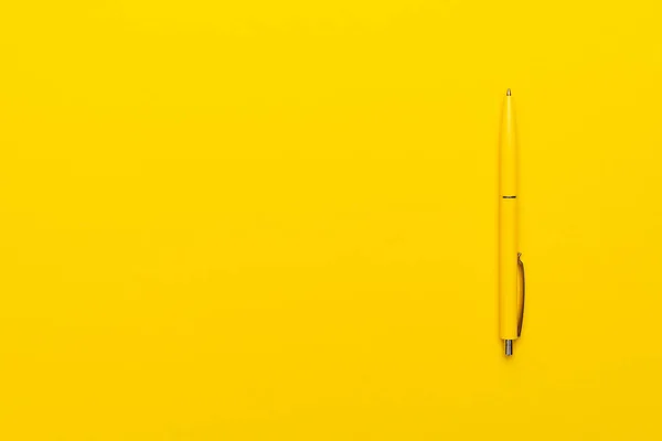 Желтая шариковая ручка — стоковое фото