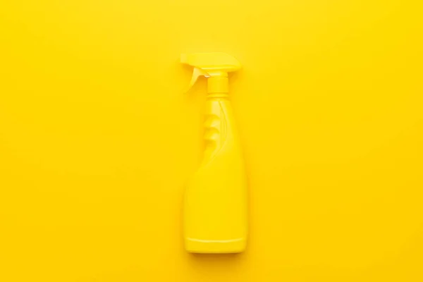 Spray nettoyant sur fond jaune avec espace de copie — Photo