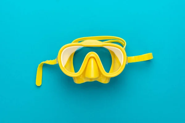 Żółta maska do nurkowania na niebieskim tle z centralnym składzie — Zdjęcie stockowe