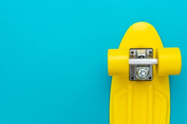 Turkuaz mavi arka planda kaykayın minimalist düz yatay fotoğrafı