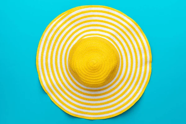 Bovenaanzicht van gele hoed op blauwe achtergrond — Stockfoto