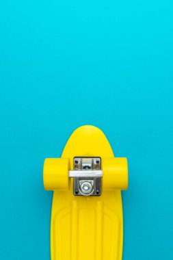 Turkuaz mavi arka planda kaykayın minimalist düz yatay fotoğrafı