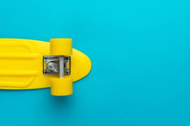 Turkuaz mavi arka planda kaykayın minimalist düz yatay fotoğrafı