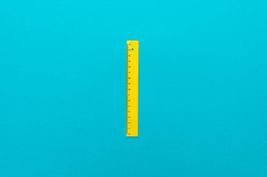 merkezi kompozisyon ile sarı plastik cetvel üst görünüm minimalist fotoğraf