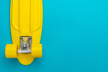 Turkuaz mavi arka planda kaykayın minimalist düz yatay fotoğrafı
