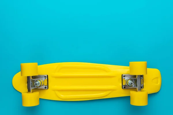 Minimaliste plat pose photo de skateboard cruiser sur fond bleu turquoise — Photo