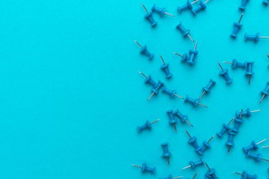 mavi backgound üzerinde puşaş. çok sayıda itme piminin üst görünümü