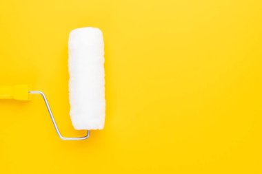 kopyalama alanı ile sarı arka plan üzerinde sarı saplı temiz boya rulo