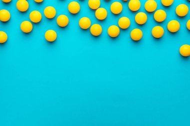 Kopya alanı olan birçok masa tenisi topunun düz yatay görüntüsü