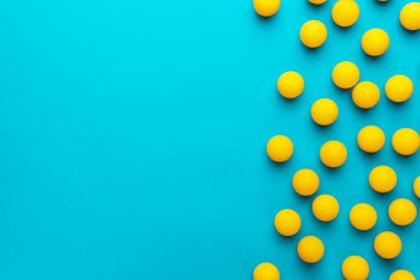 Kopya alanı olan birçok masa tenisi topunun düz yatay görüntüsü