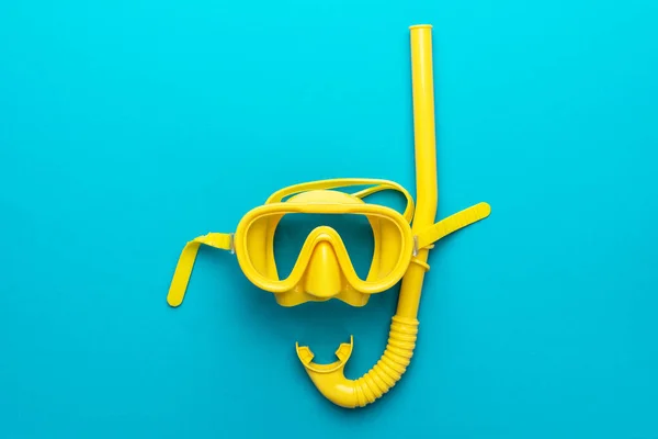 Máscara de buceo amarillo y snorkel sobre fondo azul con composición central — Foto de Stock