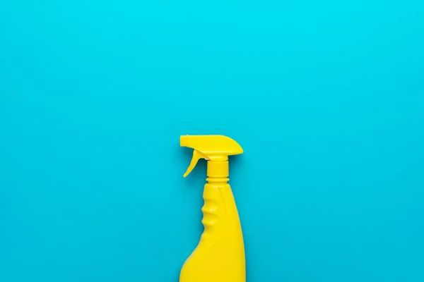 Żółty plastikowy dozownik na niebieskim tle z przestrzenią do kopiowania — Zdjęcie stockowe