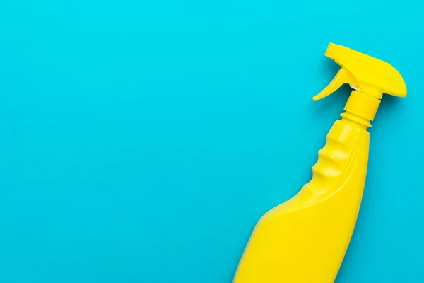Platte lay afbeelding van gele plastic dispenser op blauwe achtergrond met kopieerruimte — Stockfoto